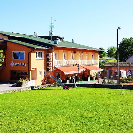 Bed And Breakfast Restaurant Dp Donji Zvecaj Exterior foto
