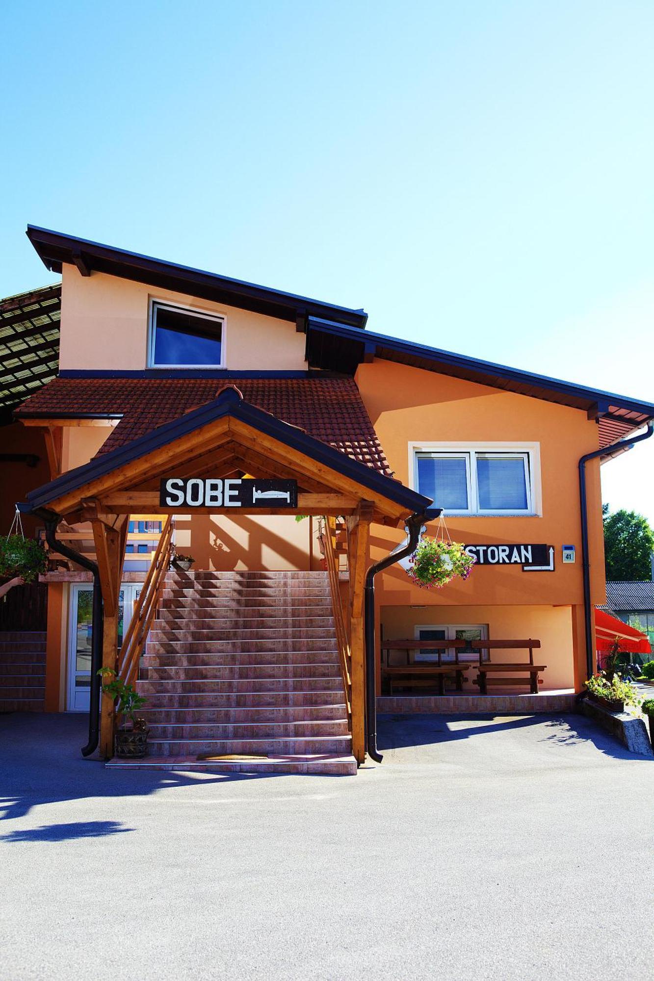 Bed And Breakfast Restaurant Dp Donji Zvecaj Exterior foto
