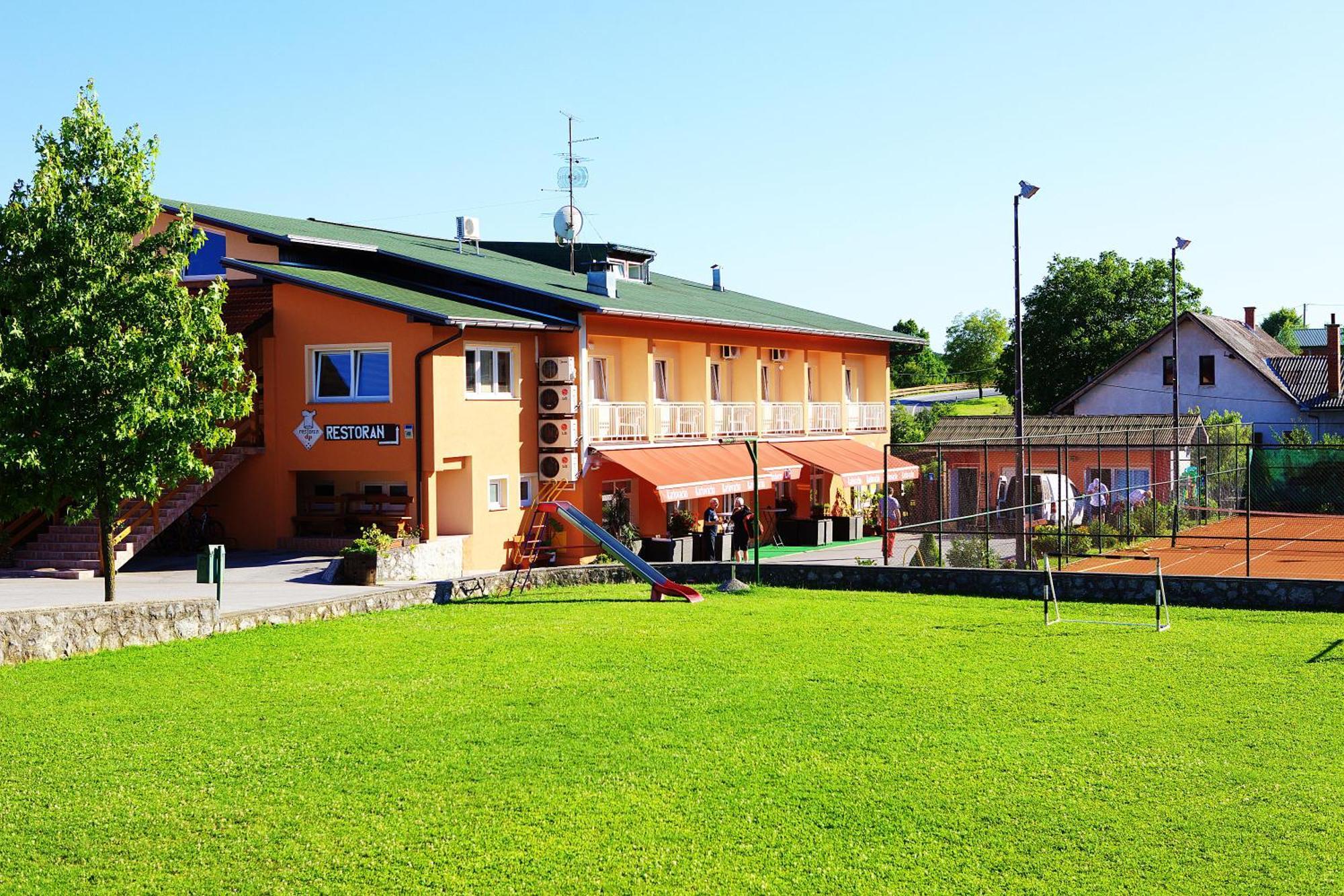 Bed And Breakfast Restaurant Dp Donji Zvecaj Exterior foto