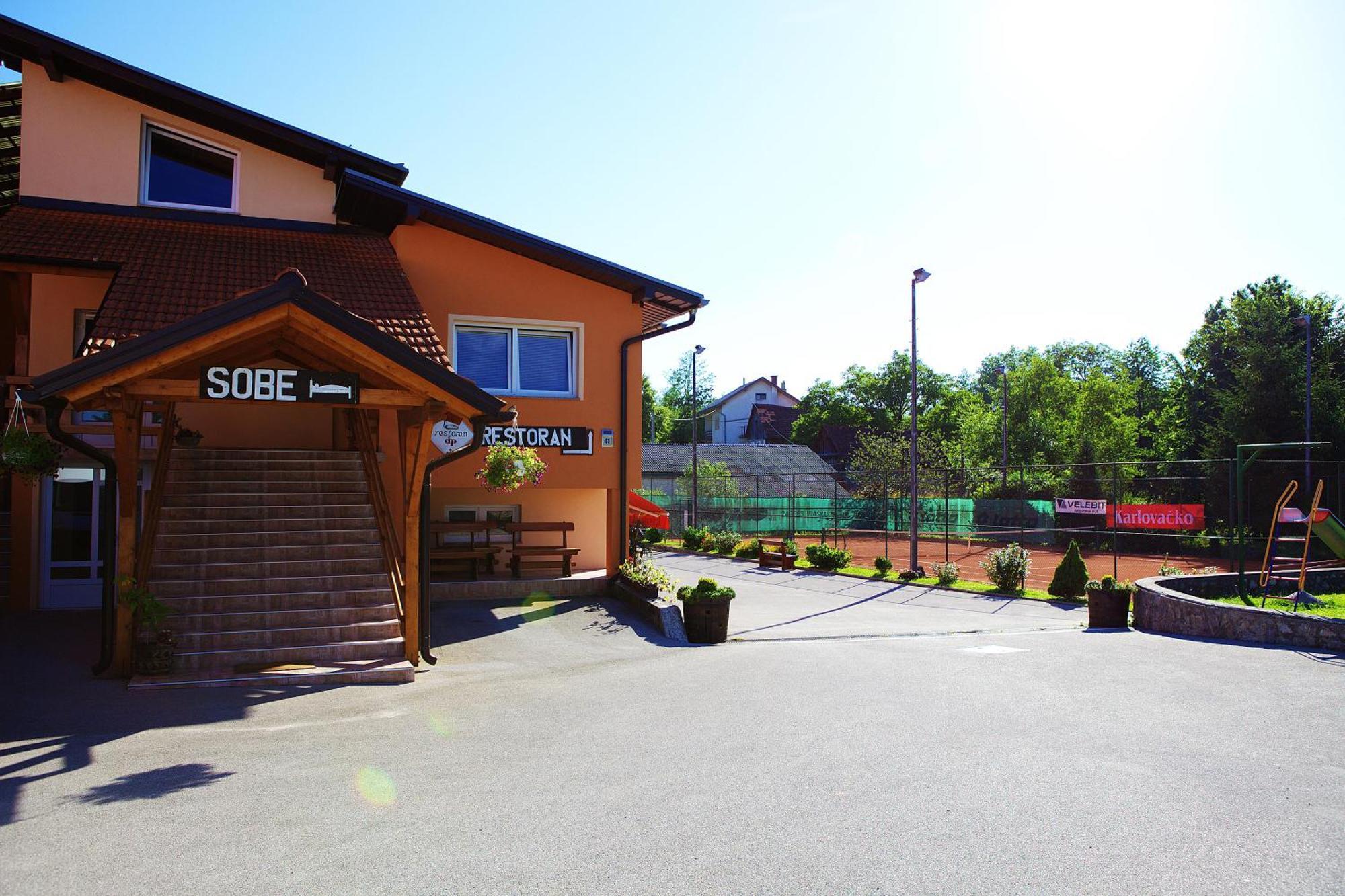 Bed And Breakfast Restaurant Dp Donji Zvecaj Exterior foto