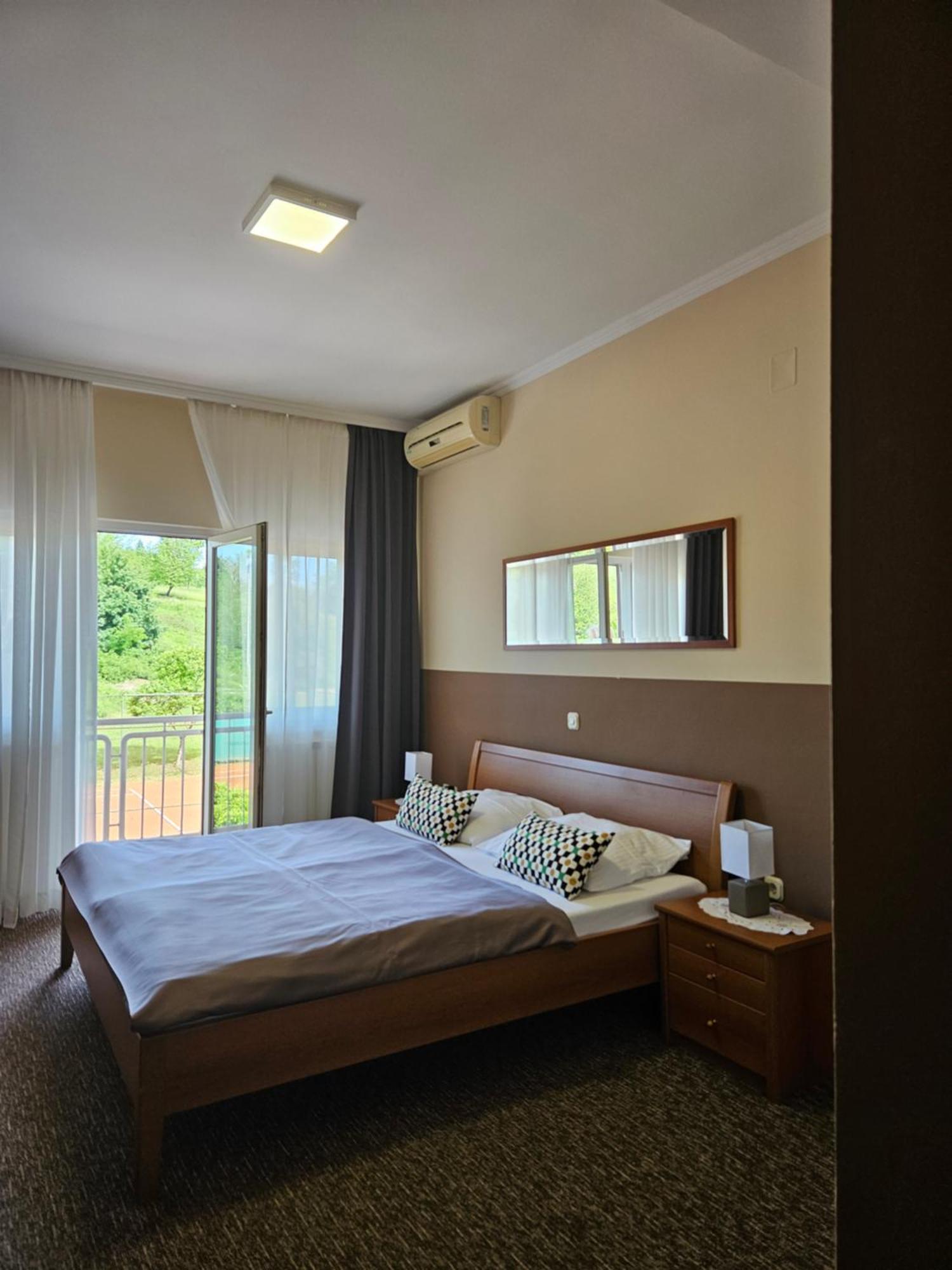 Bed And Breakfast Restaurant Dp Donji Zvecaj Exterior foto