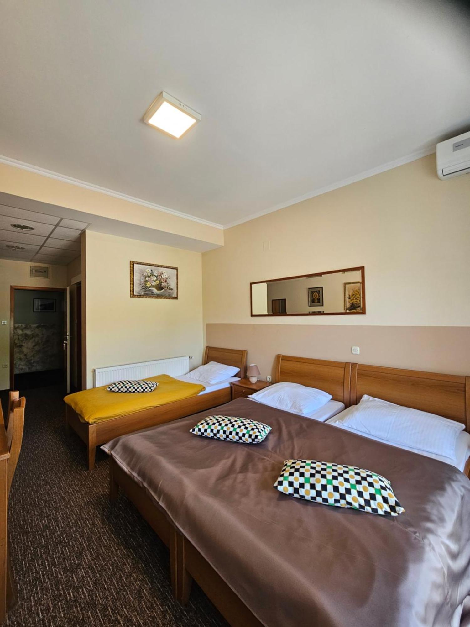 Bed And Breakfast Restaurant Dp Donji Zvecaj Exterior foto