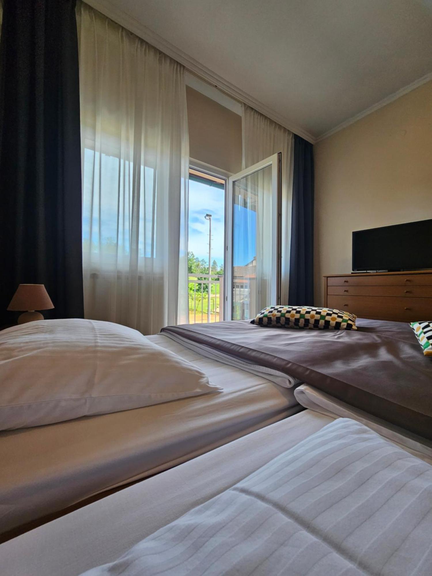 Bed And Breakfast Restaurant Dp Donji Zvecaj Exterior foto