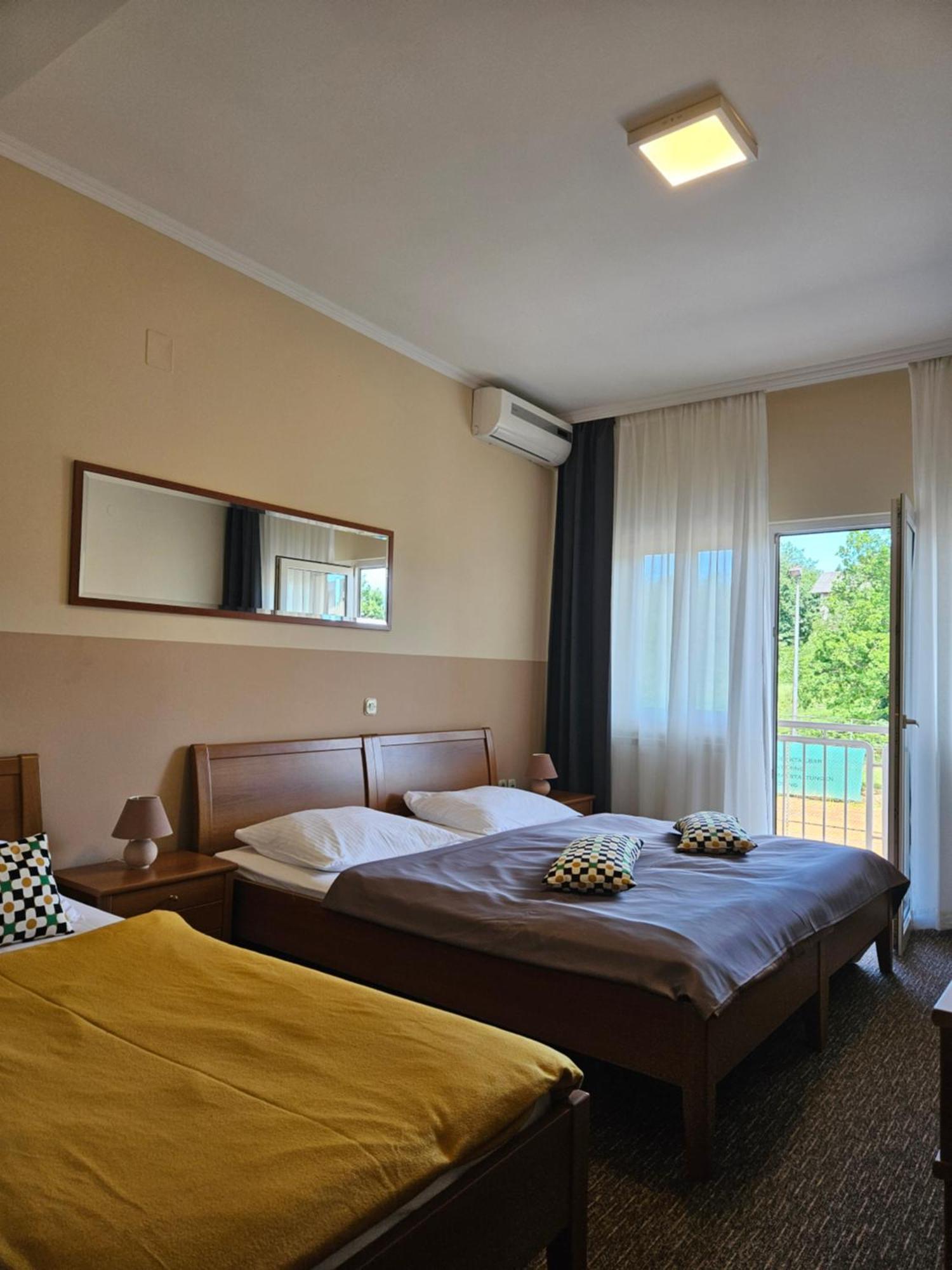 Bed And Breakfast Restaurant Dp Donji Zvecaj Exterior foto