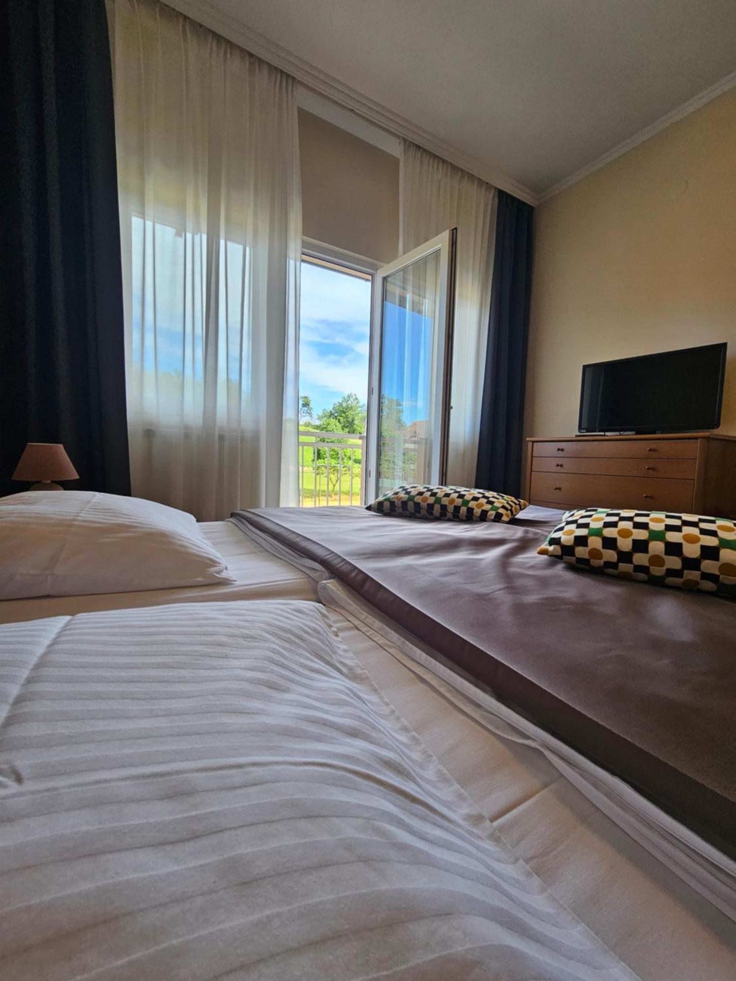 Bed And Breakfast Restaurant Dp Donji Zvecaj Exterior foto