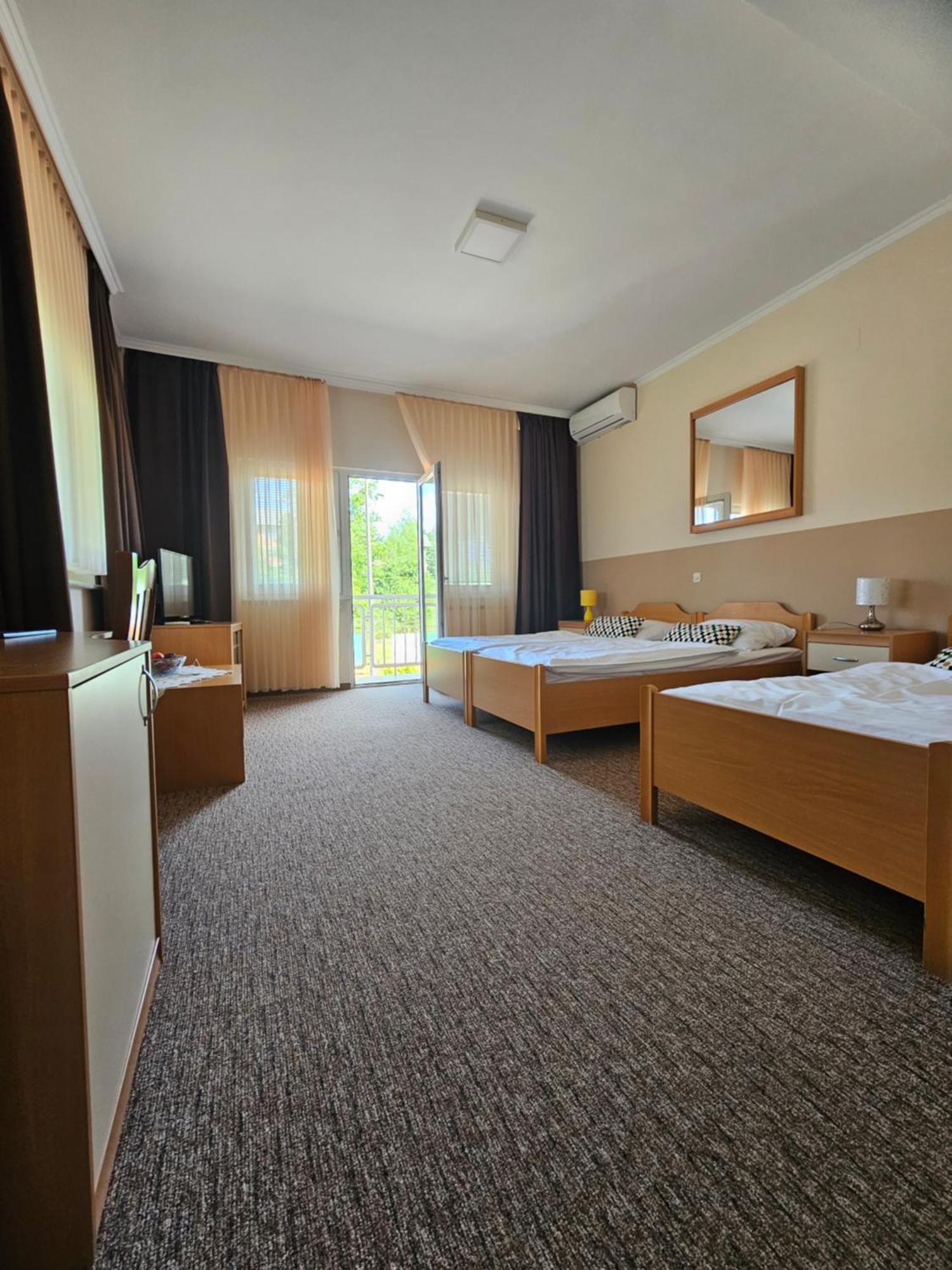 Bed And Breakfast Restaurant Dp Donji Zvecaj Exterior foto